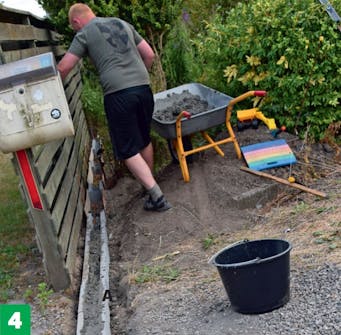 Skydeport: Blokkene fyldes med beton. Skydeport: Blokkene fyldes med beton.